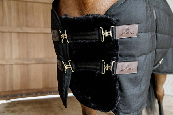 Kentucky Chest Expanders Vegan Sheepskin z 2 klamrami - czarna 