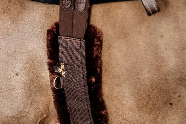 Kentucky popręg z futrem - brązowy z brązowym futrem