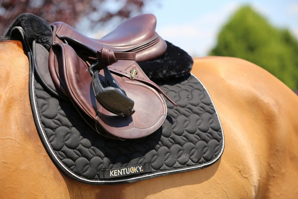 Kentucky anatomiczna podkładka pod siodło obszyta futrem - czarna
