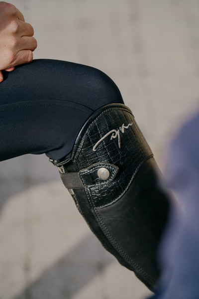 Czapsy Exel Half Chaps Dy'on - czarne z lakierowaną krokodylą skórą