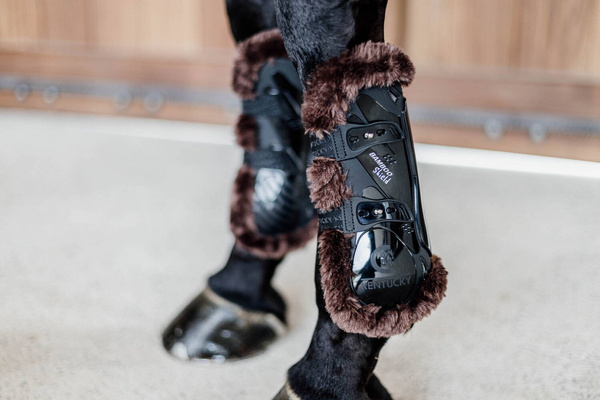 Kentucky Bamboo Vegan Sheepskin Tendon Boots Elastic na przednie nogi - czarne z brązowym futerkiem
