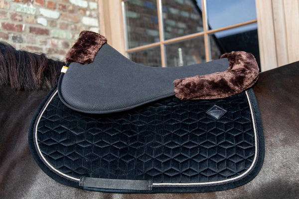 Kentucky anatomiczna podkładka pod siodło obszyta futrem - brązowa
