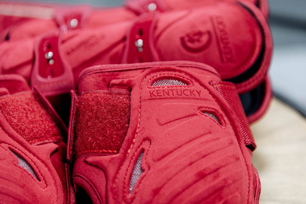 Kentucky Ochraniacze Young Horse Fetlock Velvet na zadnie nogi - czerwone
