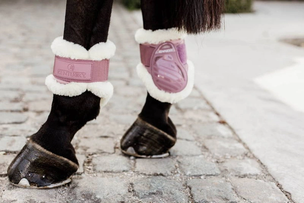 Kentucky Vegan Sheepskin Young Horse Fetlock na zadnie nogi - różowe