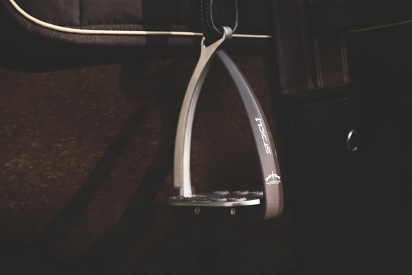 Strzemiona Veredus Vita Stirrup Steel1 - brązowe