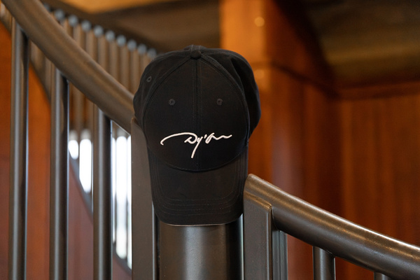 Dy'on Cap - granatowa z białym logo