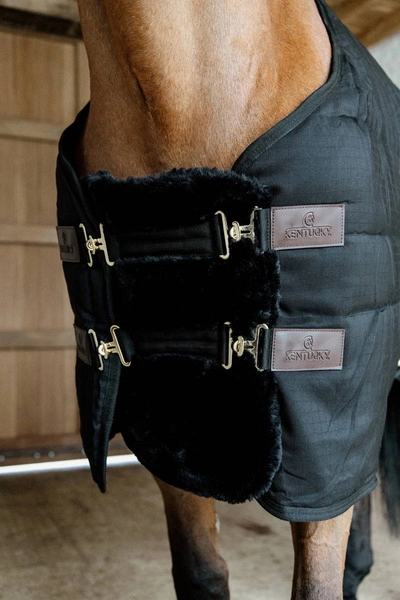 Kentucky Chest Expanders Vegan Sheepskin z 2 klamrami - czarna