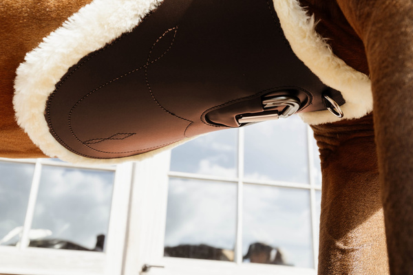 Kentucky anatomiczny popręg Sheepskin Anatomic Stud Girth z fartuchem z futrem - brązowy