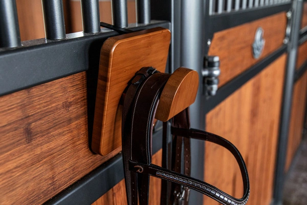 Pojedynczy drewniany wieszak na ogłowia Kentucky