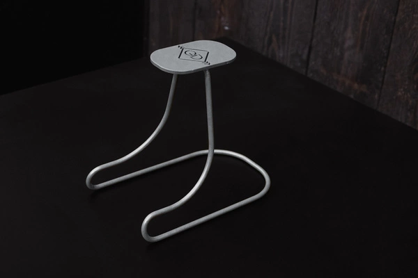 Stojak na kask Kentucky - srebrny