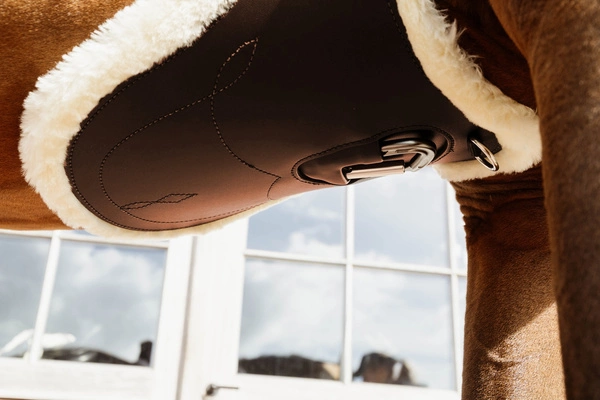 Kentucky anatomiczny popręg Sheepskin Anatomic Stud Girth z fartuchem z futrem - brązowy