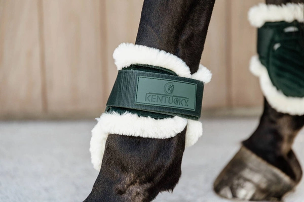 Kentucky Ochraniacze Vegan Sheepskin Young Horse Fetlock Velvet na zadnie nogi - ciemna zieleń