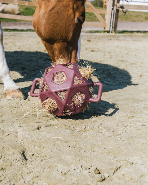 Kentucky elastyczna piłka na siano Relax Horse Play & Hay Ball - bordowa