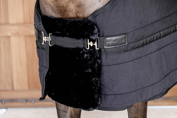 Kentucky Chest Expanders Vegan Sheepskin z 1 klamrą - czarny