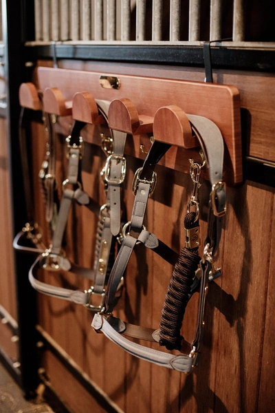 Drewniany wieszak na ogłowia Kentucky