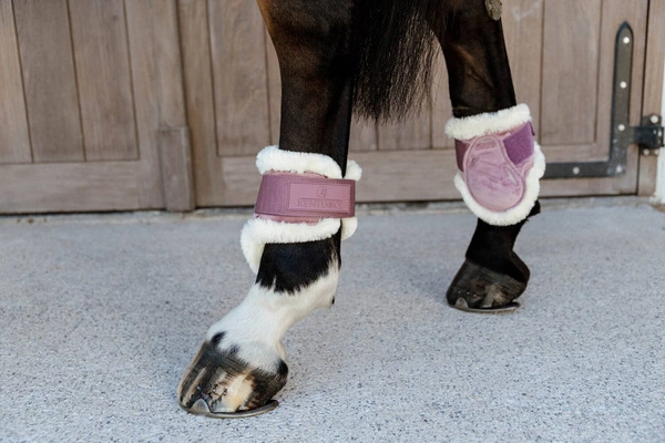 Kentucky Ochraniacze Vegan Sheepskin Young Horse Fetlock Velvet na zadnie nogi - różowe