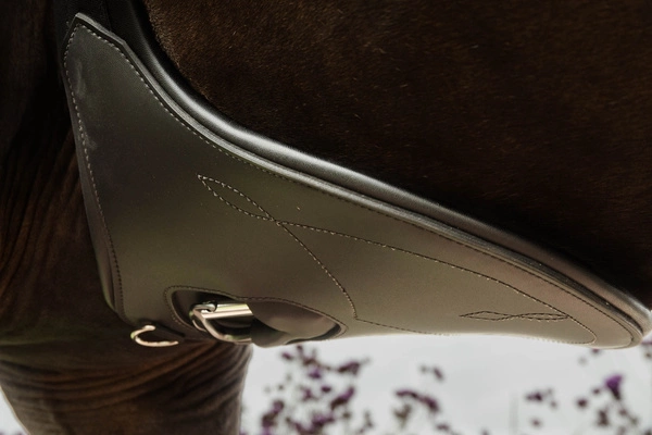 Kentucky anatomiczny popręg Anatomic Stud Girth z fartuchem - czarny