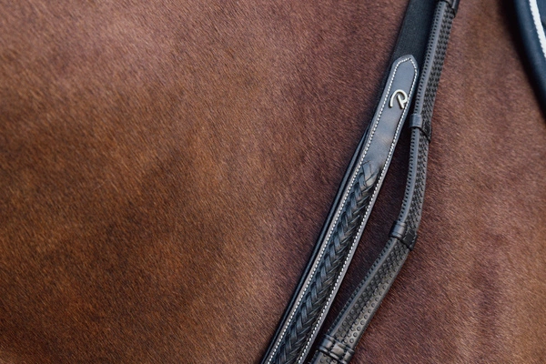 Skórzano-elastyczny napierśnik z plecionką Dy'on Bridge Breastplate D Collection - czarny