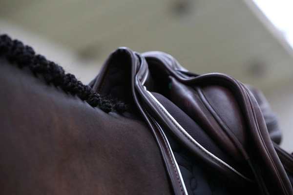 Kentucky podkładka pod siodło Absorb - czarna z brązową lamówką