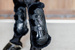 Kentucky Bamboo Vegan Sheepskin Tendon Boots Elastic na przednie nogi - czarne z czarnym futerkiem