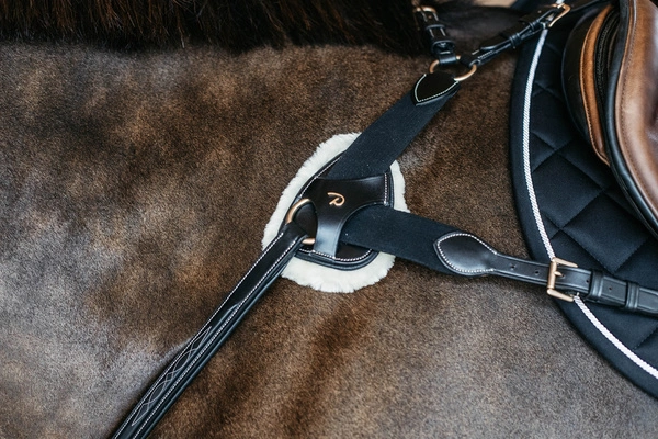 Podkładka ochronna z futerkiem do napierśnika 5-punktowego Dy'on D Collection - czarna