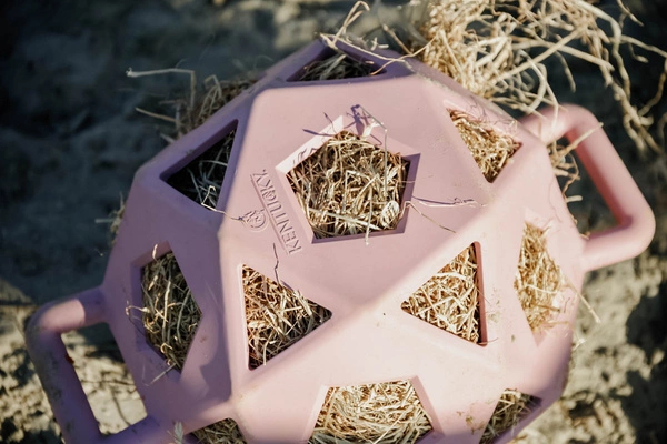 Kentucky elastyczna piłka na siano Relax Horse Play & Hay Ball - pudroworóżowa