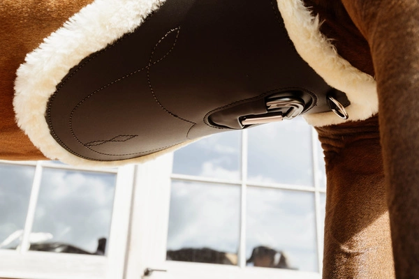 Kentucky anatomiczny popręg Sheepskin Anatomic Stud Girth z fartuchem z futrem - brązowy