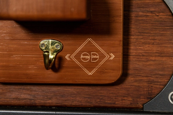 Pojedynczy drewniany wieszak na ogłowia Kentucky