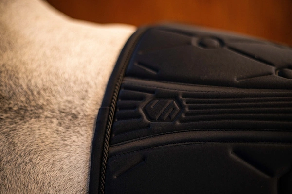 Czaprak Samshield SpineShield Jump Emroidery - czarny