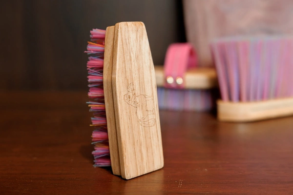 Szczotka z twardym włosiem do sierści Sammy Kids Pony Kentucky Grooming Deluxe - różowa