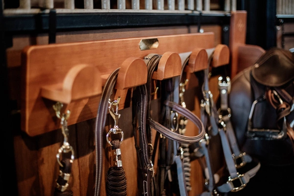 Drewniany wieszak na ogłowia Kentucky