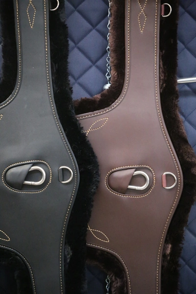 Kentucky wymienne futro do popręgu z fartuchem - czarne