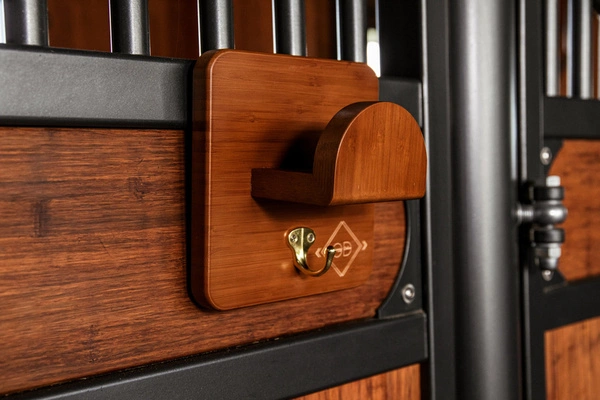 Pojedynczy drewniany wieszak na ogłowia Kentucky