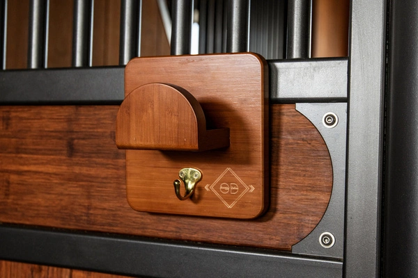 Pojedynczy drewniany wieszak na ogłowia Kentucky