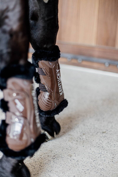 Kentucky Bamboo Vegan Sheepskin Tendon Boots Elastic na przednie nogi - brązowe z czarnym futerkiem