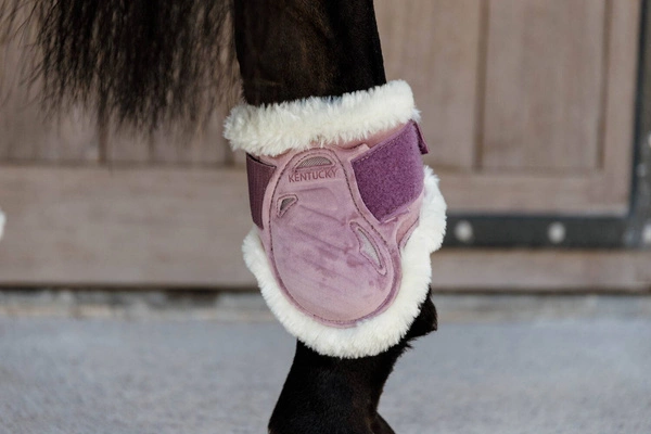 Kentucky Ochraniacze Vegan Sheepskin Young Horse Fetlock Velvet na zadnie nogi - różowe