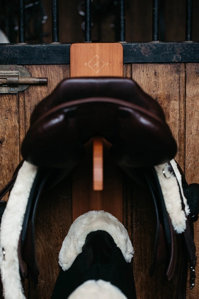 Drewniany wieszak na siodło Kentucky