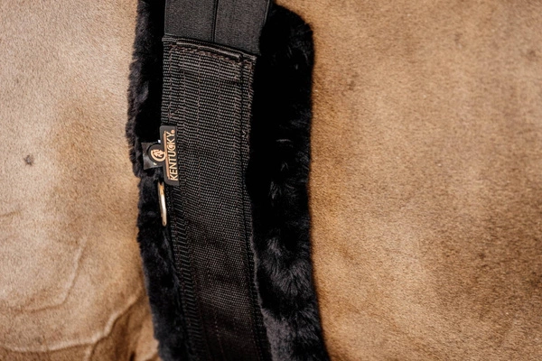 Kentucky popręg z futrem - czarny z czarnym futrem