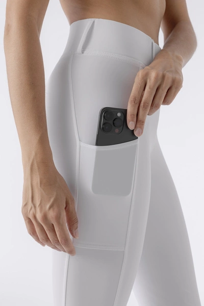 Legginsy z wysokim stanem i lejem kolanowym Equiline Carbek - białe