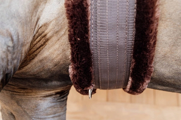 Kentucky popręg z futrem - brązowy z brązowym futrem