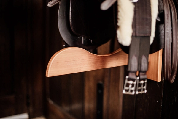 Drewniany wieszak na siodło Kentucky