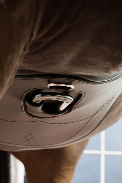 Kentucky anatomiczny popręg Anatomic Stud Girth z fartuchem - brązowy