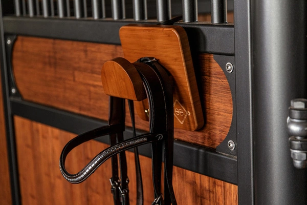 Pojedynczy drewniany wieszak na ogłowia Kentucky