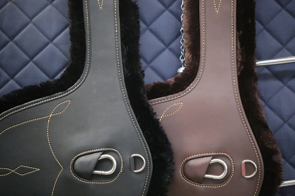 Kentucky wymienne futro do popręgu z fartuchem - czarne