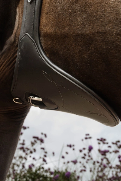 Kentucky anatomiczny popręg Anatomic Stud Girth z fartuchem - czarny